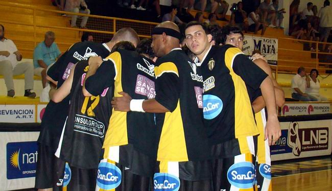 Lib_Saludos650 Los jugadores saben que esta noche deben salir a escribir otra página a la altura de la historia del club.