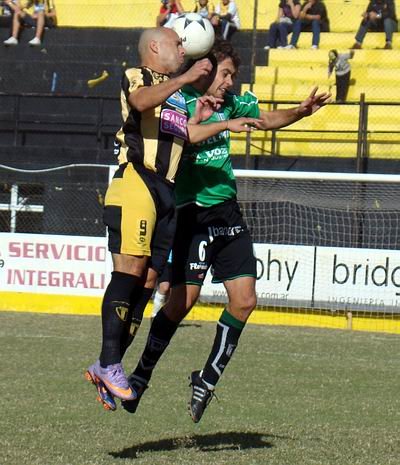 Velázquez pelea por la pelota... Libertad necesita ganar para terminar segundo.