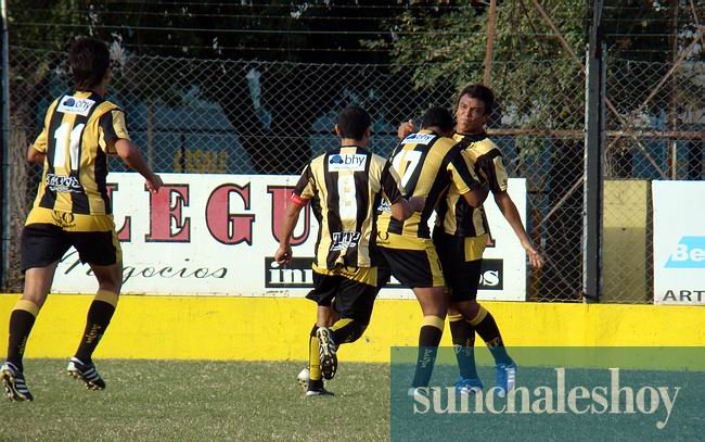 Lib_SpBelgrano070511_650 Todos con Lastra, quien ya convirtió de tiro libre la igualdad del encuentro.
