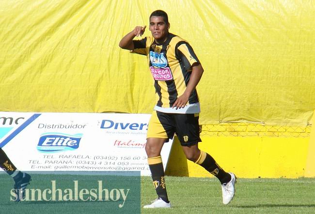 Quiroga650 Quiroga, autor del gol aurinegro que le dio tranquilidad al equipo (Archivo).