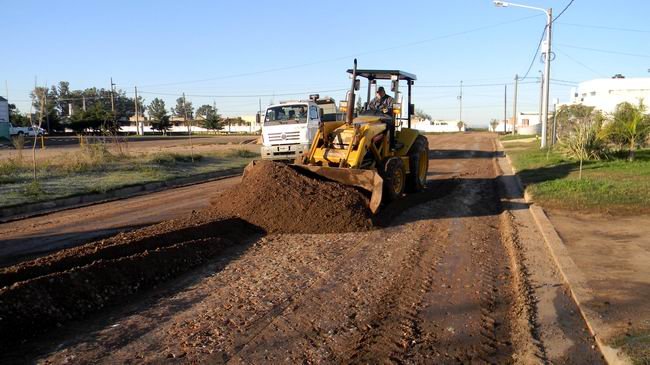 Hoy arrancaron las tareas de movimiento de suelo, previas a la pavimentación (Foto: Prensa Municipalidad).