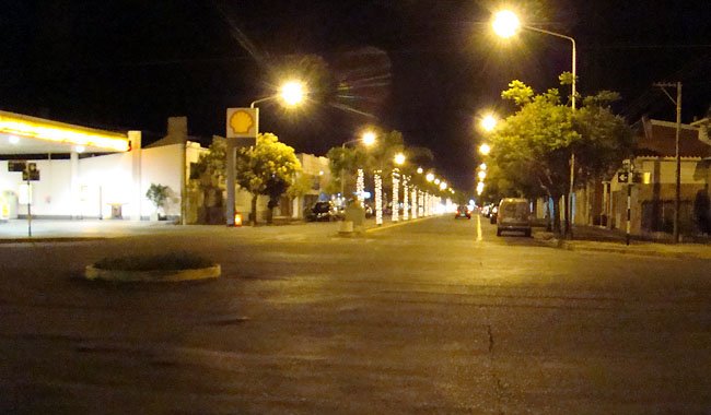 AvYrigoyen650 El sector donde se pide la prolongación del cantero central, para evitar la constante circulación en contramano que suele darse en el sitio.