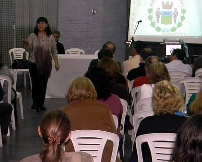 La profesional, dictando la charla de ayer.