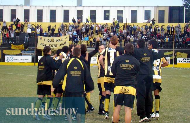 Todos festejando... terminó el partido y la serie quedó en poder de Libertad.