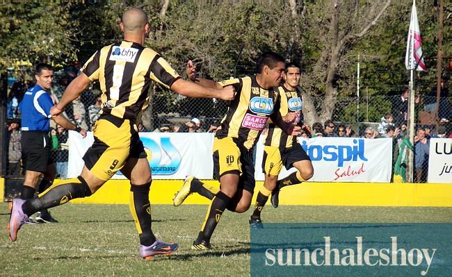 Lib_SpBelgrano040611_650 Quiroga inicia la carrera para celebrar el gol.