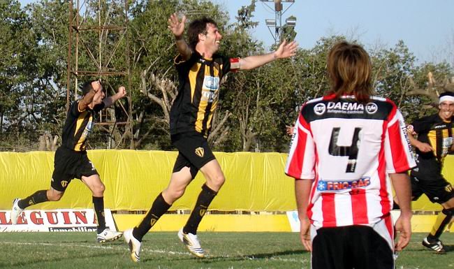 MaxiAntonelli650 Antonelli buscará volver a festejar goles, como aquí, en el clásico ante el 9 den 2009 (Archivo).