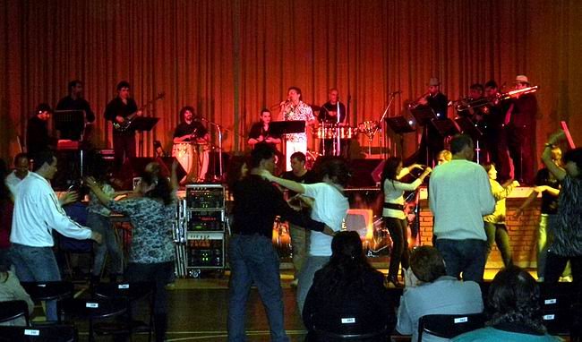 Los músicos santafesinos, sobre el escenario liberteño (Foto: Prensa Municipalidad).