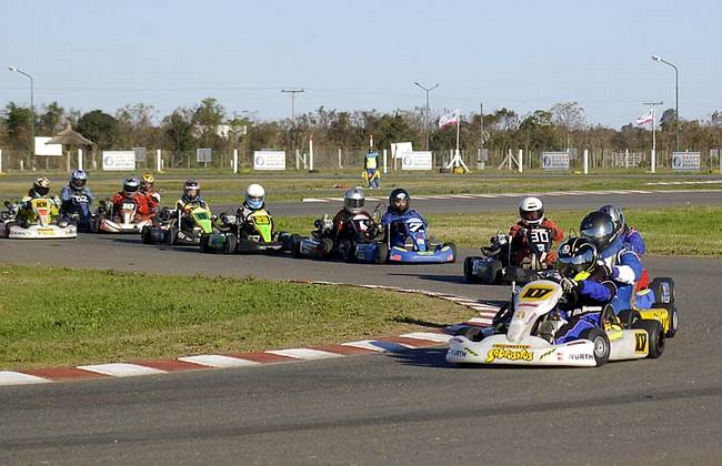 Las máquinas del Karting, circulando por el circuito sunchalense (Foto: Prensa Karting del Litoral).