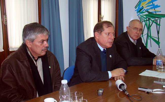 Los funcionarios, durante el anuncio.