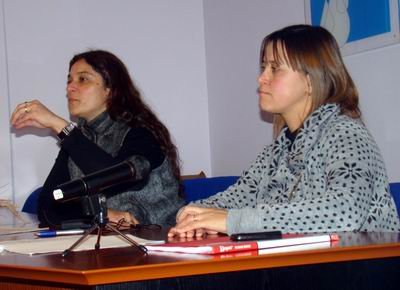 Las dos profesionales durante la charla anterior.