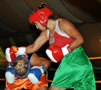 Romina, en acción en una pelea previa (Archivo).