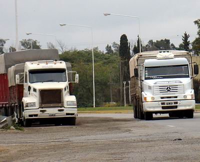 Los camiones tienen cada vez más dificultades para transitar por las rutas.