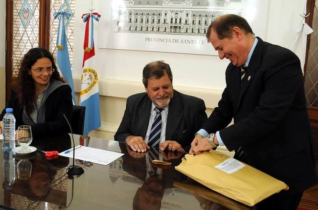 La subdirectora de Hábitat, María Serra; el ministro de Obras Públicas y Vivienda, Hugo Storero; y el intendente de Sunchales, Oscar Trinchieri (Foto: Prensa Provincia).
