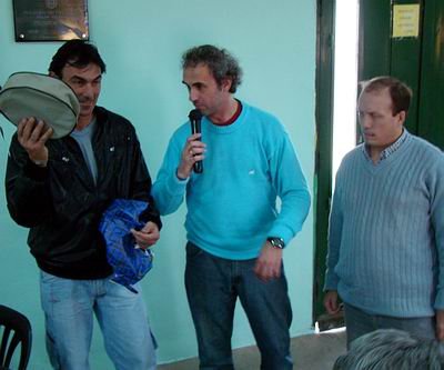 Víctor Juárez, recibiendo un presente de otros miembros de la comisión barrial (Foto: Gentileza vecinal).