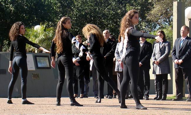 Las jóvenes del Ices, durante su representación.