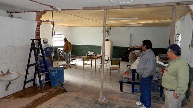 Las tareas que se están ejecutando en la sede de la vecinal (Foto: Prensa Municipalidad).