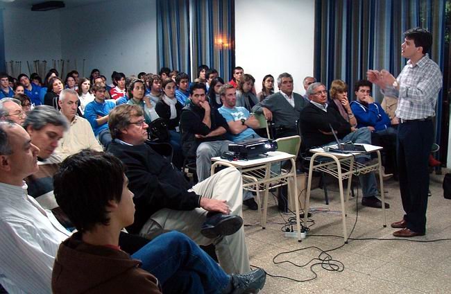 Nicolás Tognalli, ofreciendo la disertación.