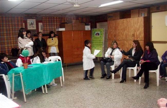 Los docentes misioneros de visita en la escuela Nº 1212.