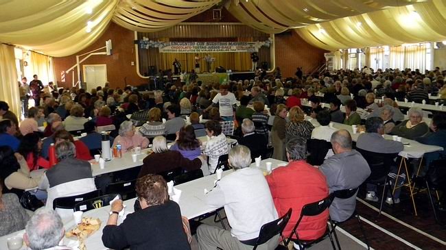 Los abuelos colmaron el salón de fiestas aurinegro (Foto: Prensa Municipalidad).