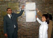 Las placas conmemorativas, todo un clásico.