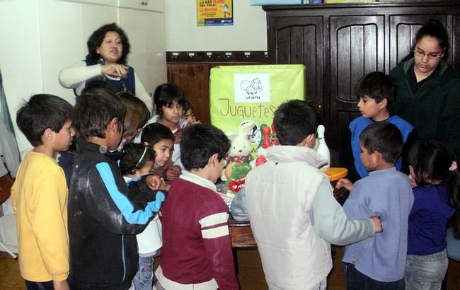 Los chicos recibiendo los juguetes (Foto: Gentileza Mirta Rodríguez).