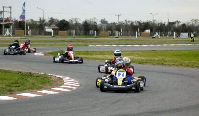 Las máquinas del Karting vuelven a presentarse en el circuito sunchalense (Foto: Prensa Kartngdellitoral4T).