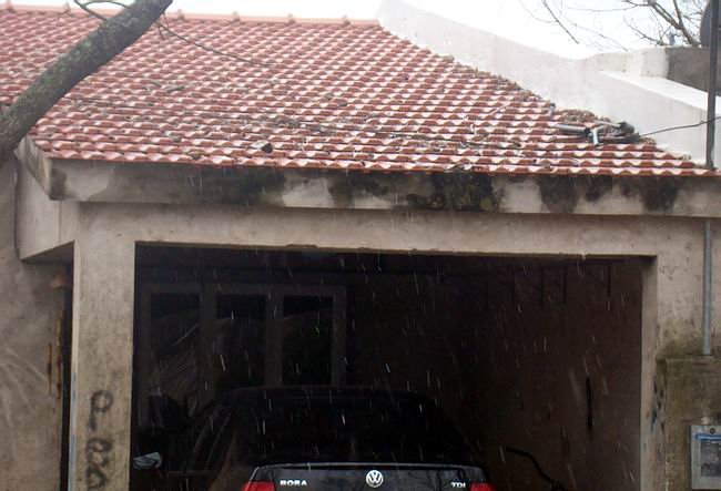 10.45... así caía hoy en la ciudad aguanieve.