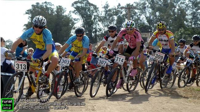 Los ciclistas, en pleno desarrollo de la competencia.