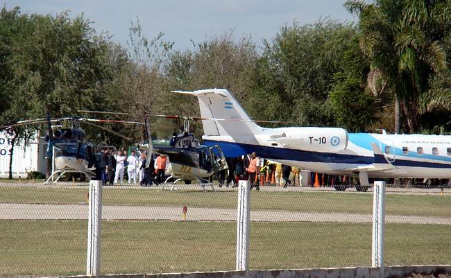 El avión Tango y el helicóptero oficial que un año atrás la trasladaron a la mandataria (Archivo).