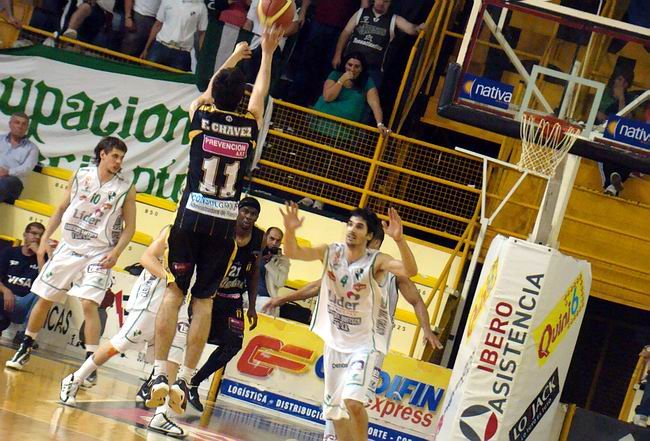 Fernández Chávez, con un triple ante Atenas, el último fin de semana.