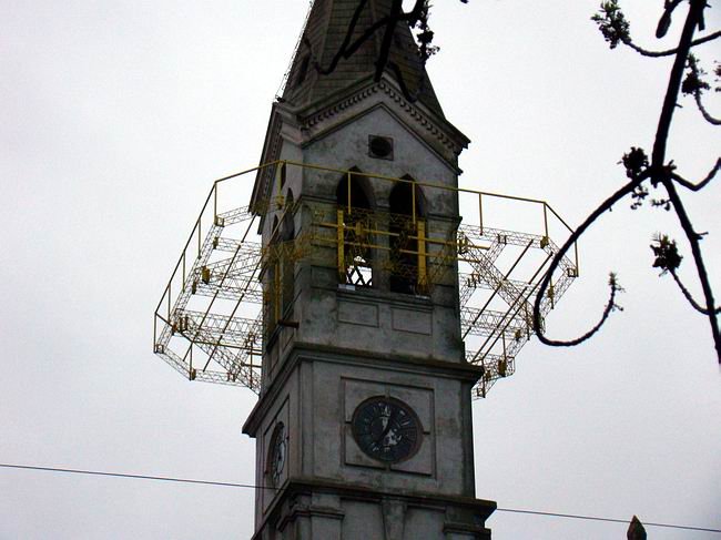 Iglesia_Torre650 Así estaba meses atrás la torre de la Iglesia, en plena reparación (Archivo).
