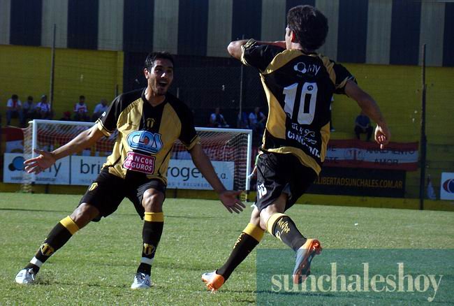 Rinaudo convirtió el primer tanto y arranca con el festejo.