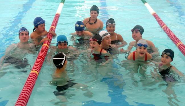 Parte de la delegación albiverde, en la pileta (Foto: Subcomisión de Natación).