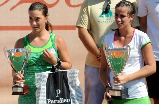 Ormaechea -a la derecha- con la copa obtenida en Montenegro (Internet).