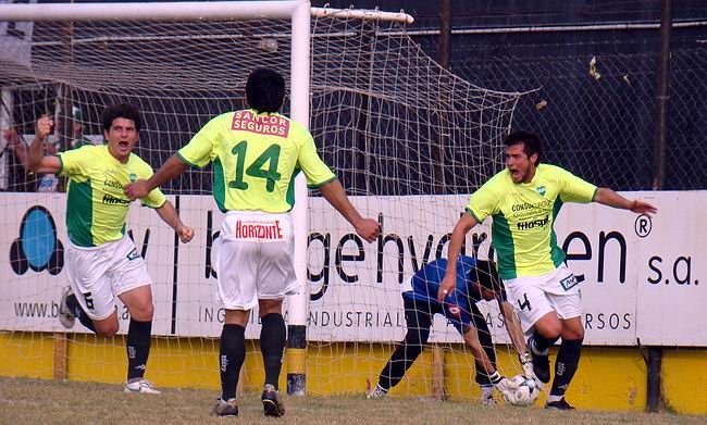 Autino, a la izquierda, comienza la carrera de festejo del gol.