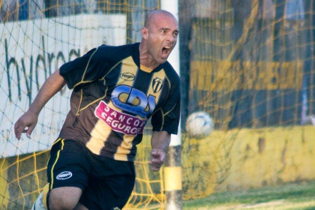 Velazquez celebra su gol, el que le dio el triunfo a Libertad (Foto: Diego Rosso - clic para ampliar).