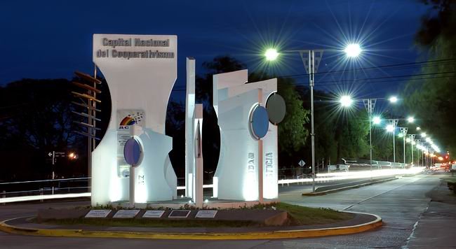 La alegoría al cooperativismo, identifica a la ciudad (Foto: Sebastián Ghiberto).