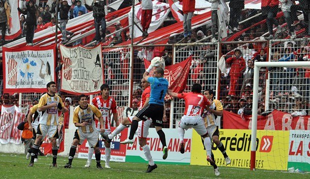 El arquero aurinegro, figura del encuentro con sus intervenciones positivas. (Foto: José Alberto Díaz Romero).