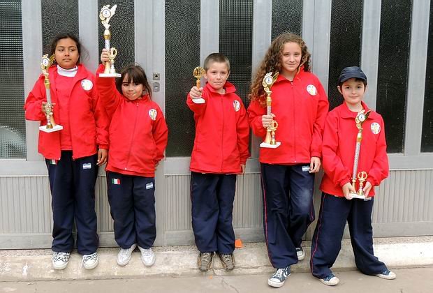 Los chicos de la Sociedad Italiana, presentes en Humberto.