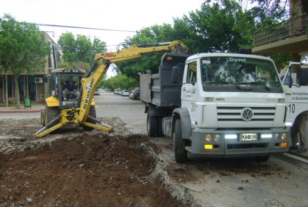 Las máquinas trabajando en la recuperación del pavimento (Prensa Municipalidad).
