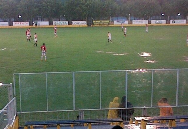 Así lucía la cancha pasadas las 18.30, cuando arrancaba el encuentro (Foto: Twitter).