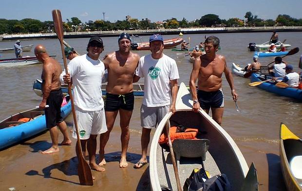 Nicolás junto al equipo que lo acompañó (Prensa Natación).