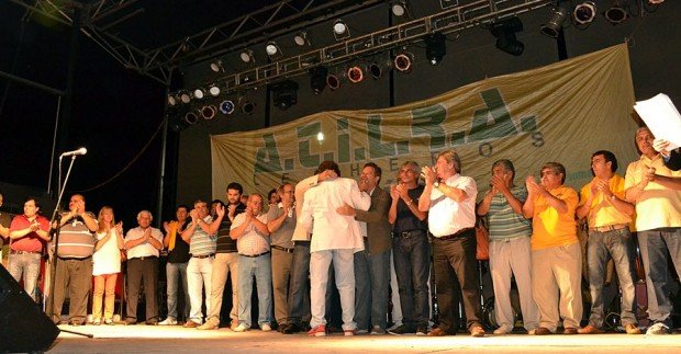 Héctor Ponce, de espaldas, recibiendo el abrazo de sus compañeros del secretariado nacional de ATILRA.