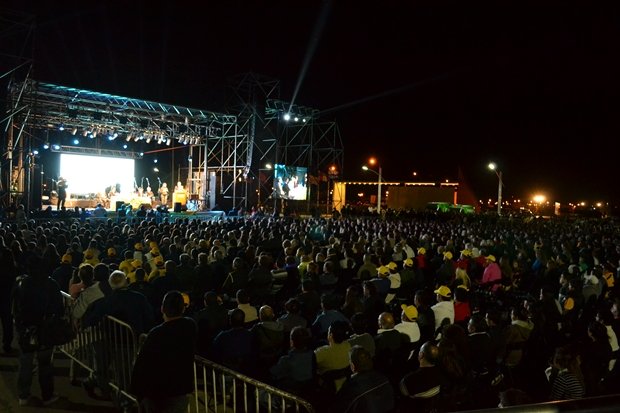 El acto, desarrollado donde se emplazará el estacionamiento del CET, contó con más de 4 mil personas.