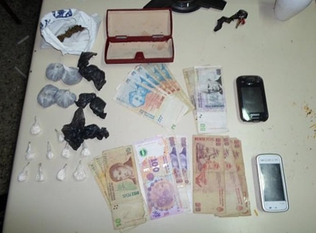 Detalle de la droga, dinero y demás, secuestrado (Prensa DGPCA).