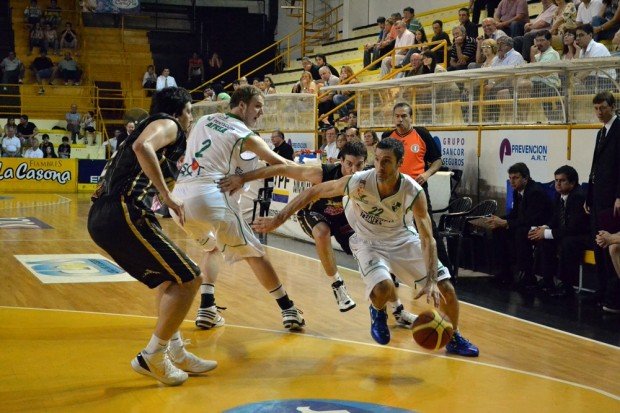 Bulfoni, penetrando, en una de las participaciones con la casaca de Atenas en el Hogar de los Tigres (Archivo).