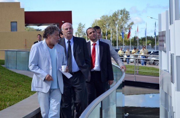 Ponce, Casamiquela y Videla, recorriendo el Paseo de la Memoria.