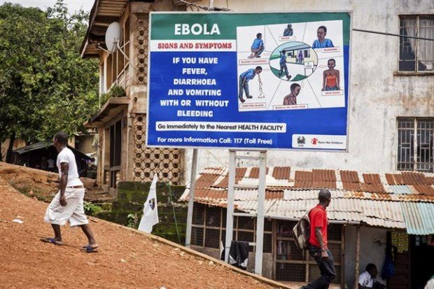 En Freetown, Sierra Leona, un cartel pide a quienes tengan síntomas relacionados al ébola que se presenten en un centro de salud. (Foto: AP)