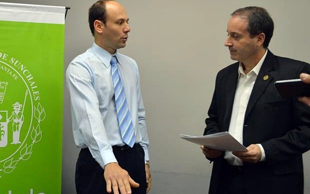 El joven profesional, en la jura realizada hoy (Prensa Municipalidad).