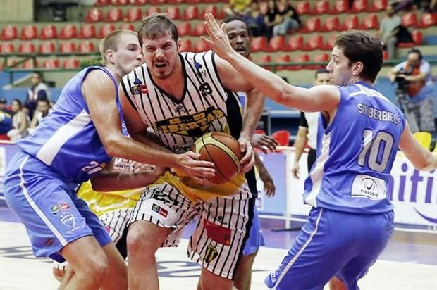 Alloatti, figura aurinegra en el debut (Fiba Americas).